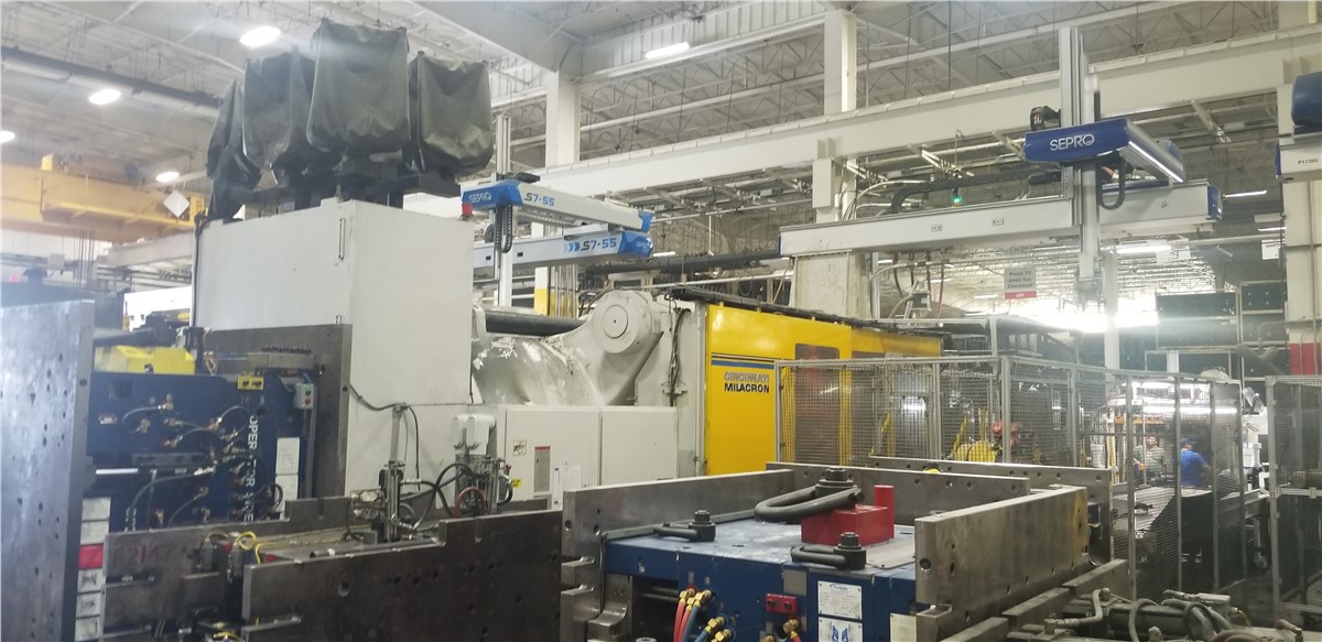 2200 Ton Cincinnati Milacron Injection Molding Machine Model VL2200413