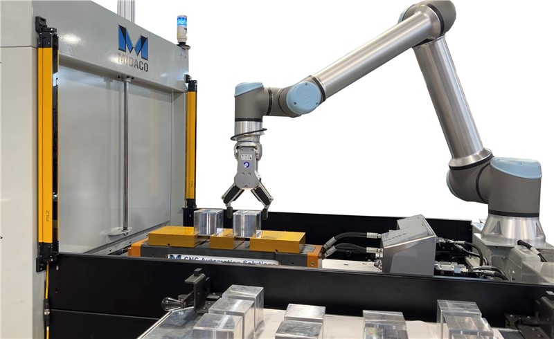 Midaco Automatic Pallet Changer with Cobot loading parts into Hydraulic Docking System