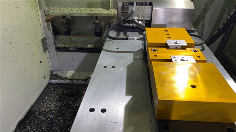 Midaco Hydraulic Docking System  inside machining center with parts clamped in vises