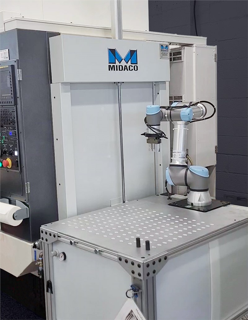 MIDACO Robot Access Door on VMC with UR Cobot