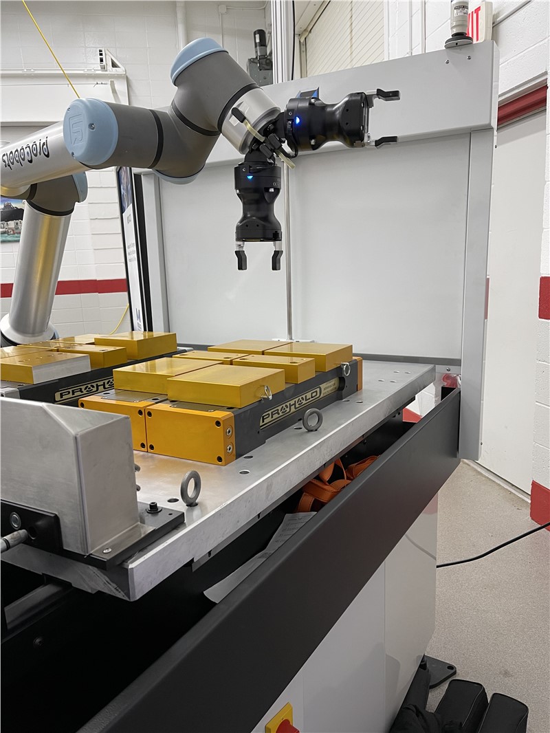 Cobot Robot arm loading parts onto Midaco Hydraulic Docking System on Automatic Pallet Changer 